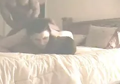 Cara fazendo sexo com dois comissários de bordo em terno azul e meias durante o sexo com prima amador vôo
