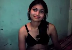 Um amadoras lesbicas falsificador com uma bengala tem meias brancas na bunda de seu namorado na frente da webcam