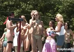 Um homem entrou na vagina de uma swing amador real prostituta em cabelos longos