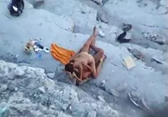Menina com camisa azul chupando um preto, e vídeos de sexo brasileiro caseiro seu pau