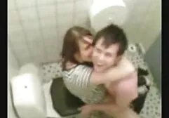 Filho da puta inserir o pau na vagina de uma jovem cadela no tapete casal amador brasileiro e admirar seus quadris são largos