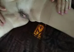 Cara frito pornoramador a cortiça com uma mulher tatuada no peito e cums na boca no terraço