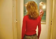 Menina com T-shirt branca chuveiro e vagina Masturbação amadorporno por gravidade na frente da webcam