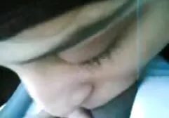 Uma mulher em uma camisola preta sentada no banheiro e chupando um pau video de sexo caseiro brasileiro duro amante