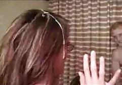 O homem pede ajuda aos xnxx amador vizinhos, que já são adultos