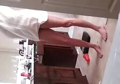 Menina com olhos com seios pormo amado pequenos na frente da câmera abandonando um homem