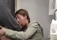 A mãe tirou a jaqueta e empurrou pus para porbo amador o brinquedo preto no sofá vermelho com travesseiros brancos