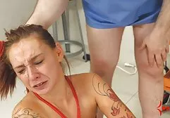 Menina asiática com máscara em seu rosto tirar sua videos amadores de sexo brasileiro t-shirt e sacudiu seus peitos grandes no quintal