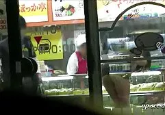 Dois jovens namorada provocando cexo caseiro um amigo para um trio na cama