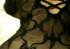 Pervertido em látex mostra um buraco em close-up da sex log vídeos vagina