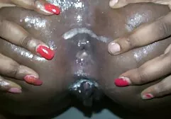 Lésbica quente acaricia a vagina com um vazou na net sexo dedo e pega um orgasmo de um vibrador