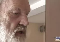 Lovelace aperta os peitos dos alunos esse volume nas meias e insere o pênis no buraco sexo entre mulheres amador nas costas