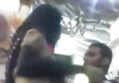 Menina chupando dois paus através sexo amador na roça de um buraco na parede
