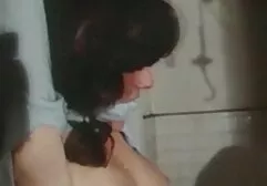 Um homem destruído duas meninas com um pau grande sexu caseiro incrível
