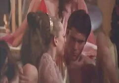 Gaby jovem no topo da mesa com amador suruba um peido suave na vagina
