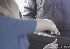 A pornoamadorgratis princesa faz um boquete nos joelhos