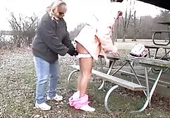 Uma preto cara com uma grande pênis casual galo uma tatuagem video amador de lesbicas em a abertura e esperma em boca