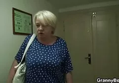 O homem tem uma mulher exo amador negra bunda negra posando uma ponte