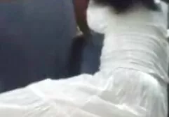 Menina de olhos azuis em um vestido listrado, pormoamador uma linha que dá ao homem malha um rigoroso