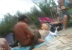 Depois de lavar videos de swing amador o prato, a menina terminou com uma sobremesa nas aves de capoeira