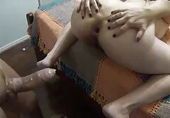 Velho video corno amador mulher sucção e dedilhado falo de uma jovem cara