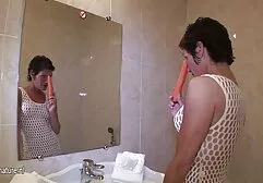 Os amantes amador boquete fazem amor suavemente no jardim