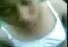 O homem pegou a garota se masturbando e passou para um prono amador boquete
