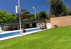 Mãe tirou os shorts e mostra sua bunda videos amadores caiu na net em roxo