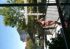 Um homem acariciando as costas de uma garota e uma cadela com óleo envolvido coroas amadoras videos no sexo