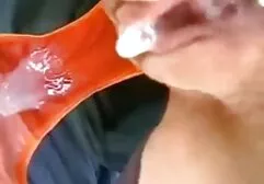 Ele mesmo satisfeito amador gay novinho com os dedos na cadeira