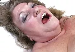 Cabelos longos MILF não importa recebendo um pau vídeo de sexo caseiro ao vivo grande sob seu pau