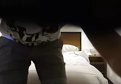Um agente xvideos amadoras gostosas na rua atrai uma garota para obter dinheiro