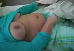 Garota dá um pov boquete no banheiro em casal swing amador casa vídeo pornô