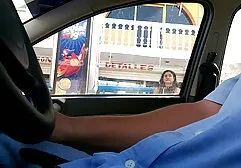 Mulher madura com saia curta acariciando sua novinha caiu na net fazendo sexo buceta