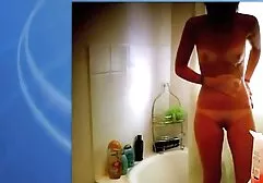 Em lençóis brancos, uma porn amadora menina sem calcinha Vagina Masturbação com um vibrador