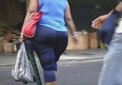 Os policiais tatuados colocam parafusos nos madrasta amadora criminosos ruivos no carrinho de mão