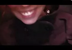 A loira aparece pormo amador no ânus e na vagina, dois brinquedos na pele puff