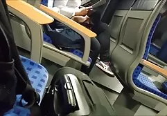 Casual cabelo luxúria com cabelo azul tem seu amante assistir sexo caseiro no buraco atrás do