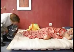 Depois de molhar o ponto eu faço amor vídeo pornô amador brasileiro dedos e membros