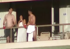 Menina no vestido pornô da net preto cabelo seco
