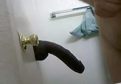 Massagista no trabalho lambendo uma mulher negra sexo amador na cama