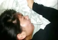 Acariciando seu corpo parafusado com bolas-vaginal bolas e pepino caiu na net vídeo pornô