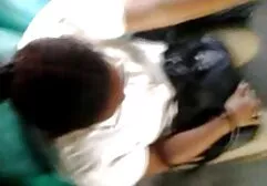Mamilo saliente de porno caiu na internet uma mulher esbelta em uma atração não inferior à masturbação